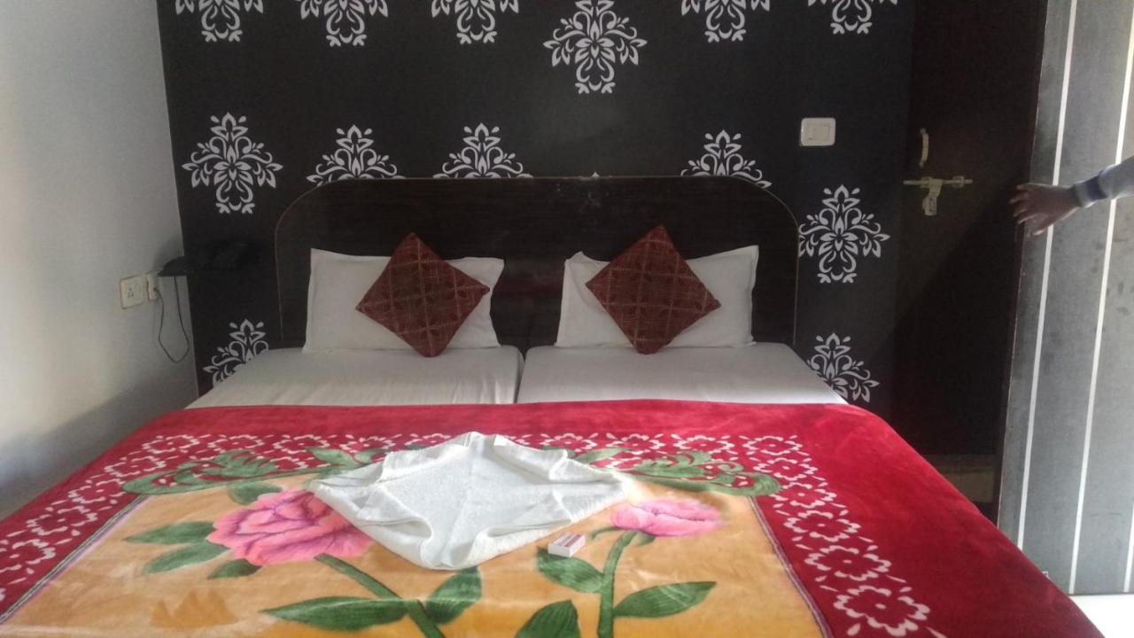 Hotel Giriraj Inn Варанасі Екстер'єр фото