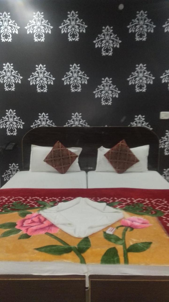 Hotel Giriraj Inn Варанасі Екстер'єр фото