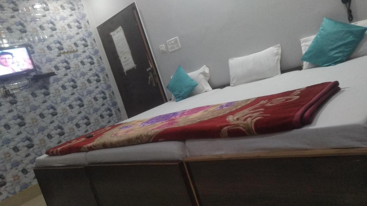 Hotel Giriraj Inn Варанасі Екстер'єр фото